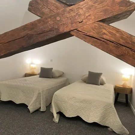 Confortable A Saugues Pour Randonneurs, 3 Spacieuses Avec Salle D'eau Privative - Fr-1-582-365