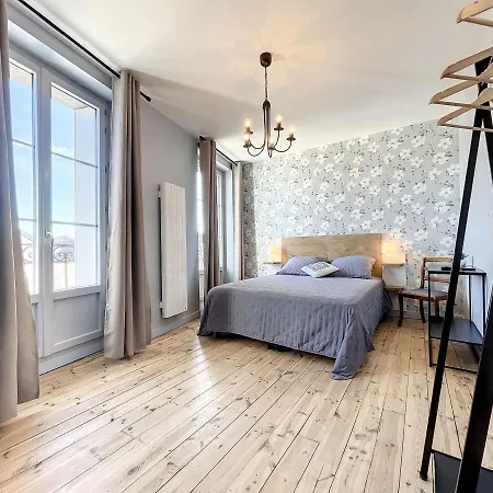 Confortable A Saugues Pour Randonneurs, 3 Spacieuses Avec Salle D'eau Privative - Fr-1-582-365 Holiday home Cubelles