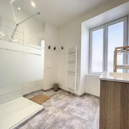 Séjour à la campagne Confortable à Saugues Pour Randonneurs, 3 Spacieuses Avec Salle D'eau Privative - Fr-1-582-365 Cubelles